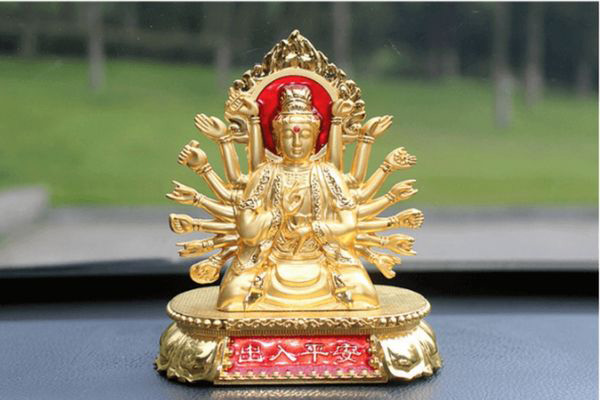 Tượng đặt trên xe