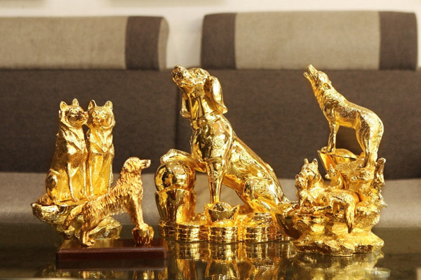 Tượng linh vật phù hợp với người tuổi Tuất là tượng chó, tượng hổ và tượng ngựa