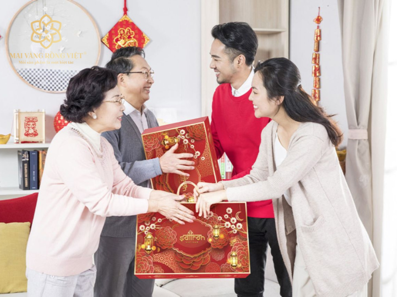 Một món quà Tết tinh tế sẽ giúp bạn chứng tỏ được sự chu đáo, lịch sự và trưởng thành