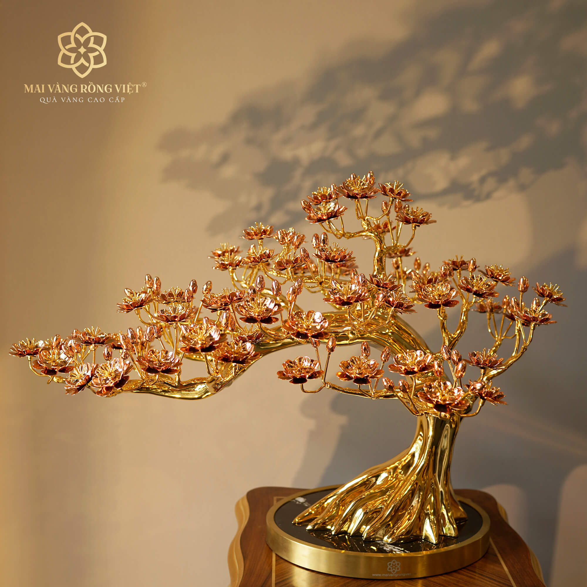 Thành phẩm là sự kết tinh từ hàng trăm giờ lao động miệt mài của nghệ nhân