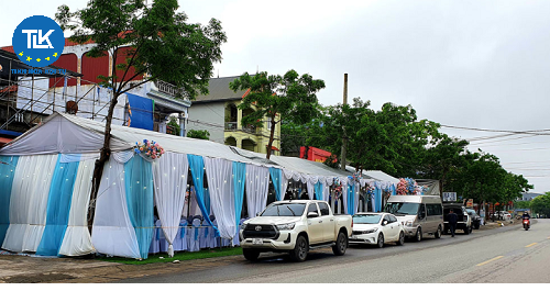 people-temporarily-use-roadways-and-sidewalks-to-organize-weddings-and-funerals