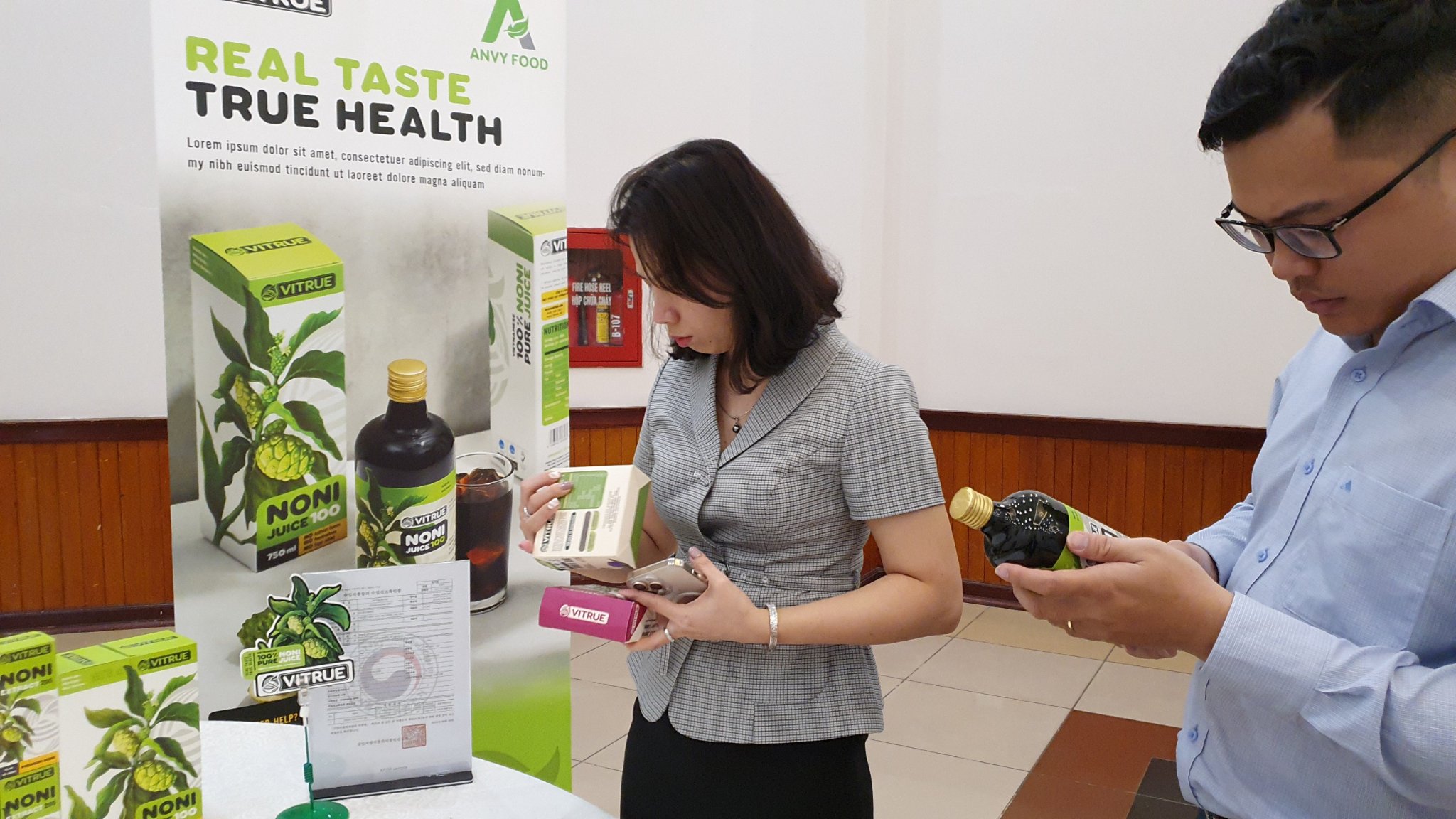 Các vị Đại biểu rất hào hứng quan tâm đến sản phẩm của Anvyfood