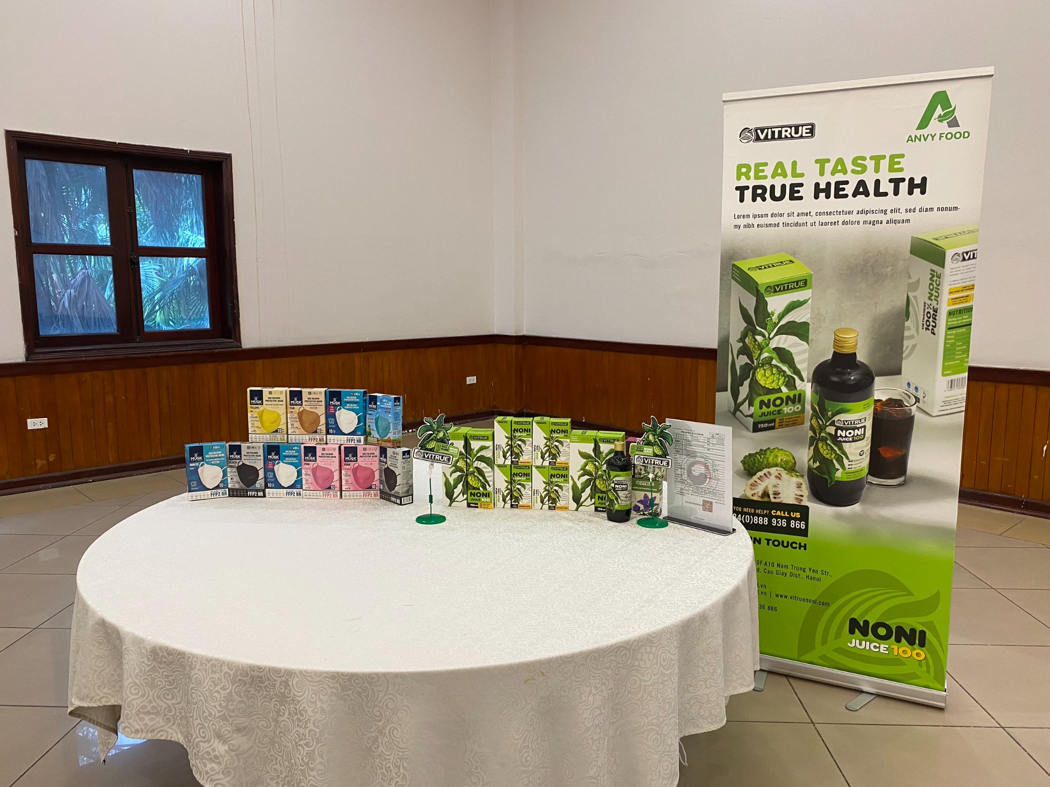 Bàn trưng bày sản phẩm của các thành viên Hội (sản phẩm Anvyfood góc bên phải)