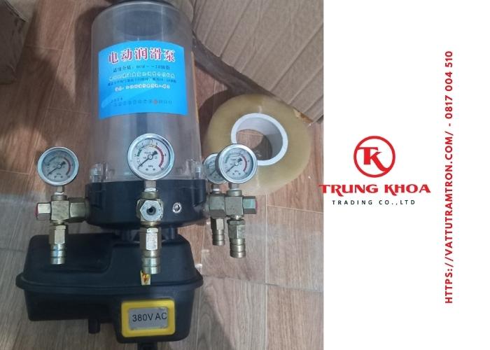 Bơm mỡ tự động đông cơ trong