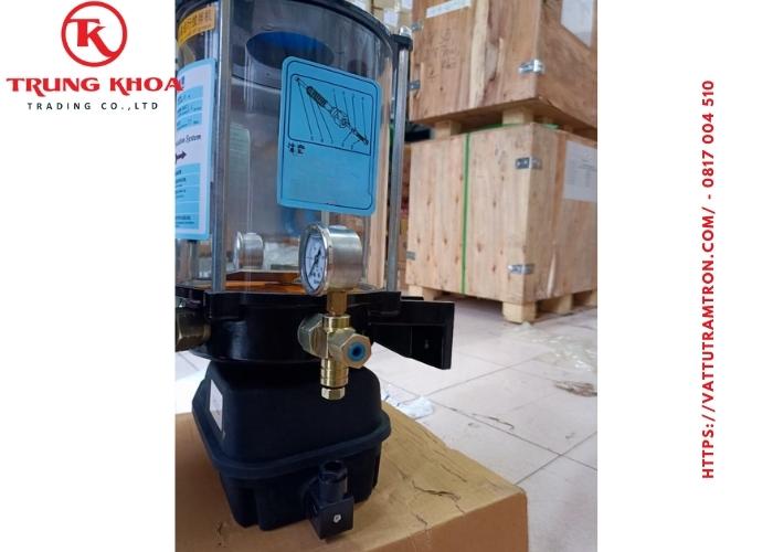Bơm mỡ tự động trạm trộn 24V có đồng hồ