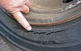 Khi lốp có dấu hiệu nứt hoặc rách, bạn nên thay lốp mới để đảm bảo an toàn