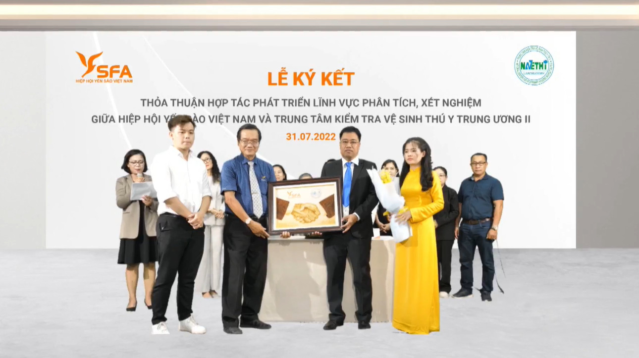 Hiệp hội Yến sào Việt Nam trao quà lưu niệm