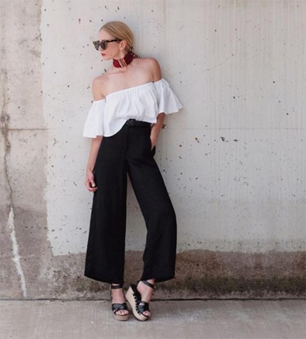 áo trễ vai với quần ống rộng