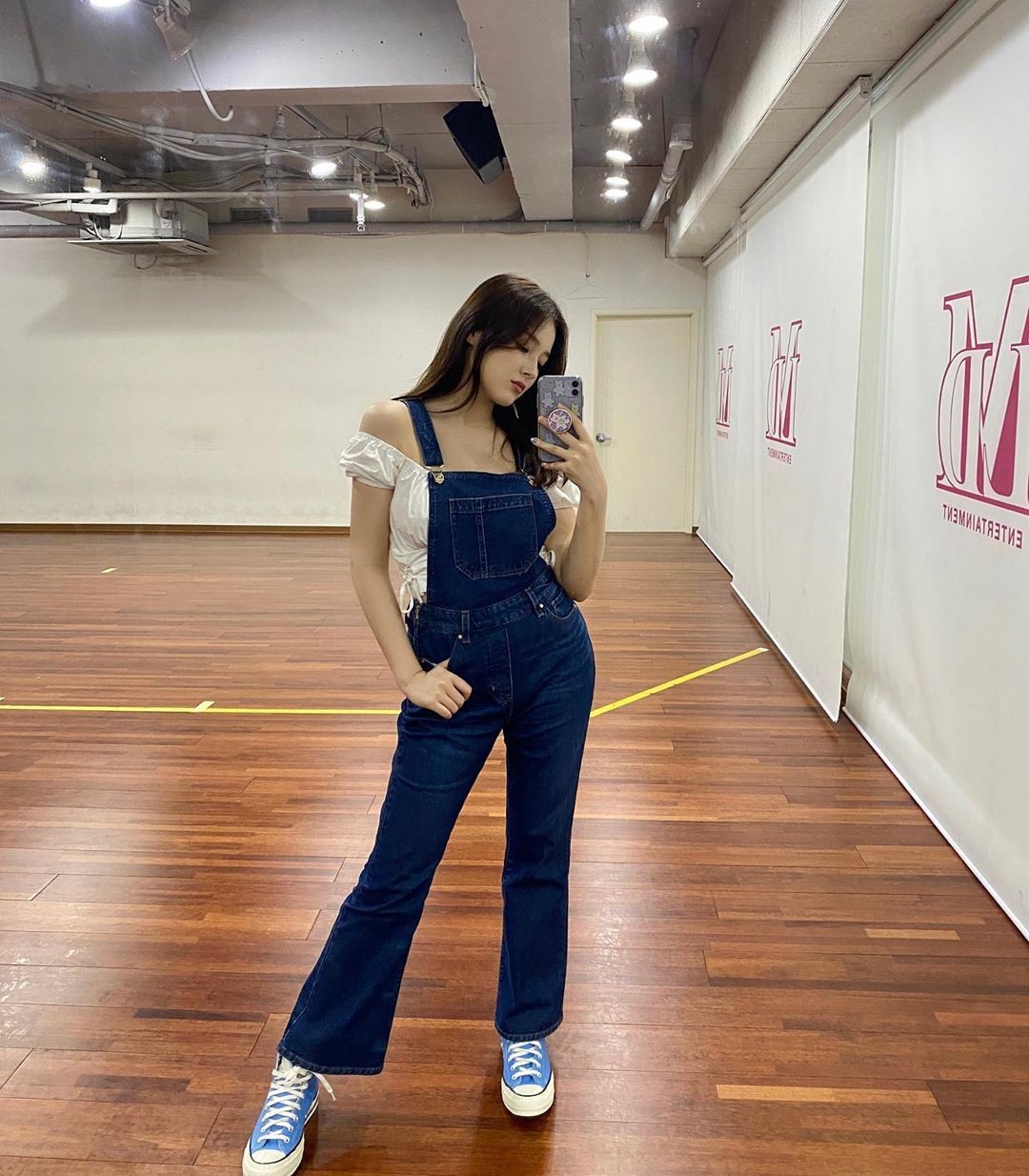 áo trễ vai với quần yếm