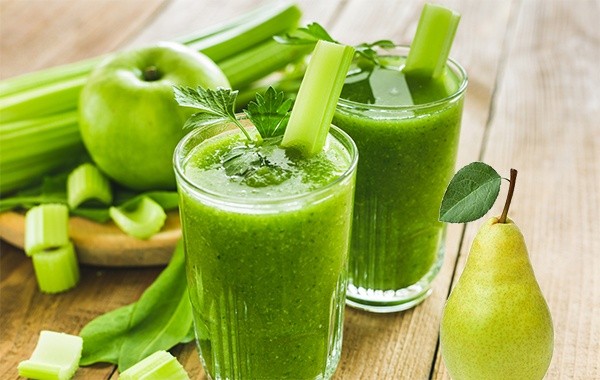 nước ép táo và rau xanh