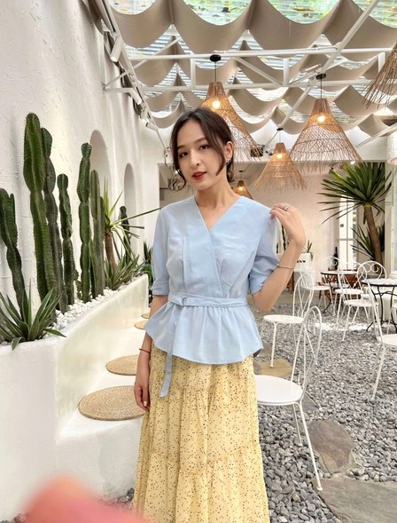 áo sơ mi cổ v bo eo màu xanh