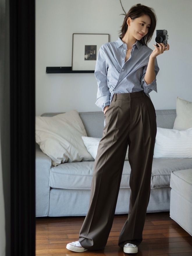 áo sơ mi với quần tây ống rộng\