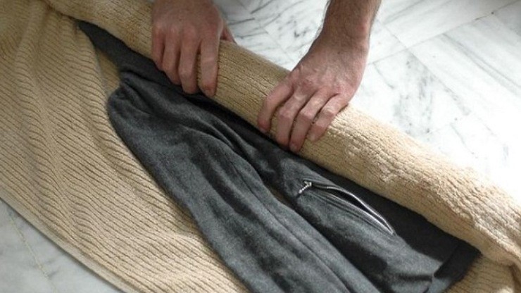 trải áo lên vải để làm ráo nước