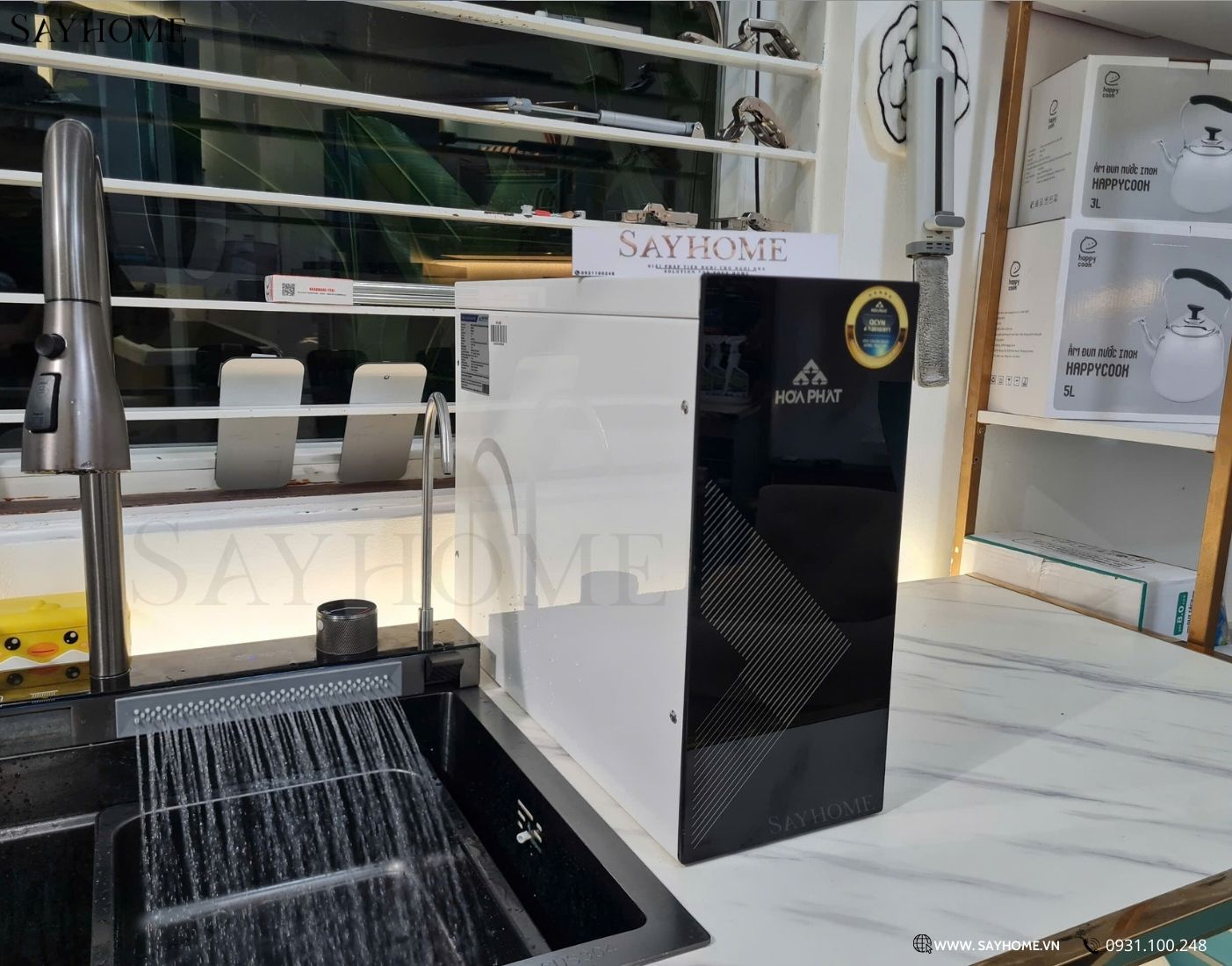 ảnh thực tế đặt trên bàn Máy lọc nước RO để gầm Hoà Phát HPU488 với 11 lõi lọc cao cấp SAYHOME
