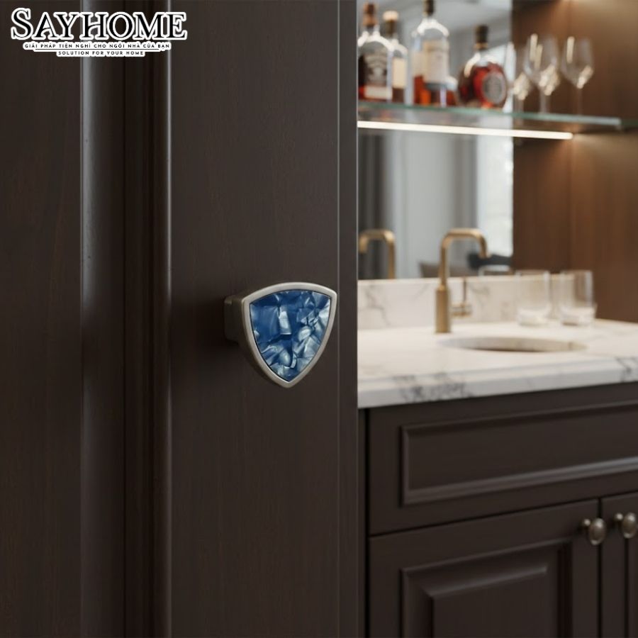 Núm tủ hiện đại đính đá màu vàng xước và bạc xước SH8972 tại thành phố Hồ Chí Minh