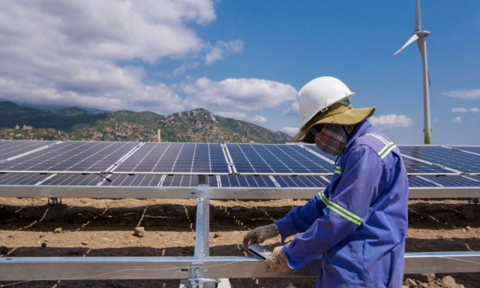 Một công nhân lắp đặt tấm pin năng lượng mặt trời tại một trang trại ở tỉnh Ninh Thuận. Ảnh: Quỳnh Trần