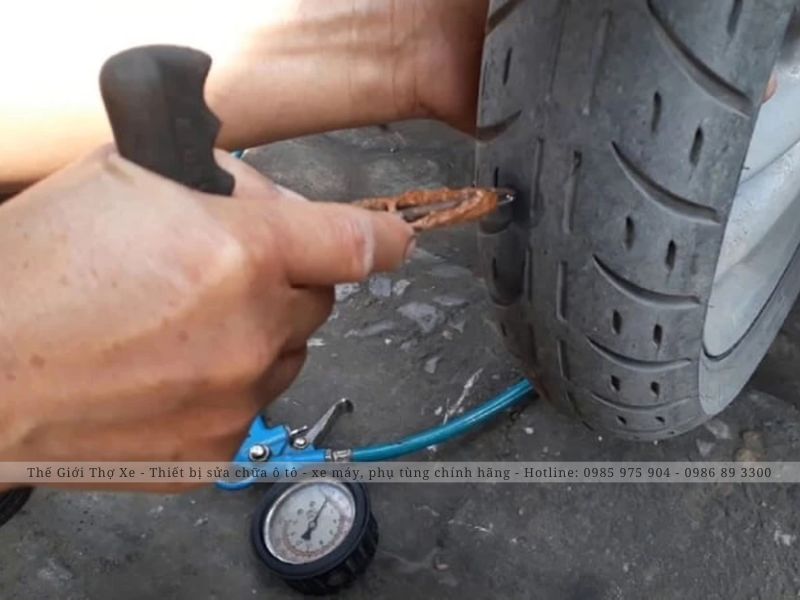 Thao tác vá dùi lốp không săm