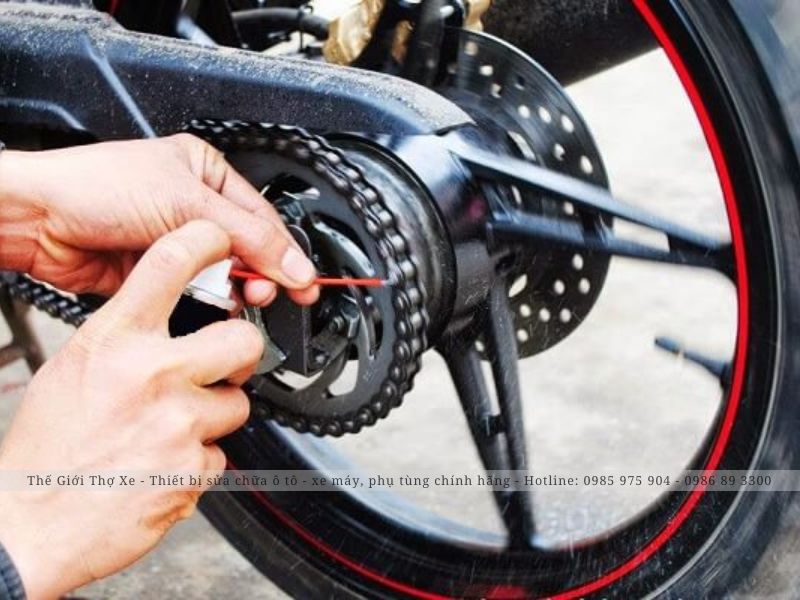 Nên bôi trơn xích xe máy sau khoảng 1000km xe di chuyển