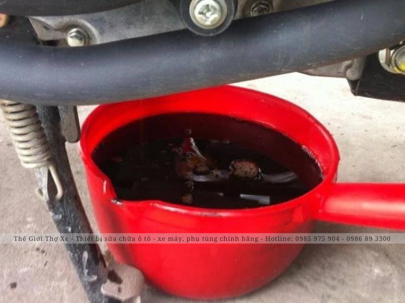 Sử dụng nhớt động cơ cũ bôi trơn xích xe máy