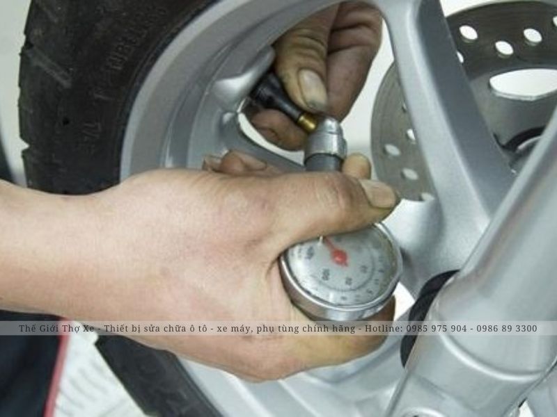 Bơm áp suất lốp xe máy trong khoảng 2 – 2.3 bar