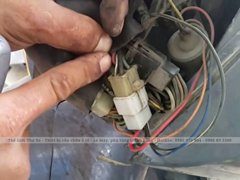 Thao tác đấu dây điện xe máy Honda
