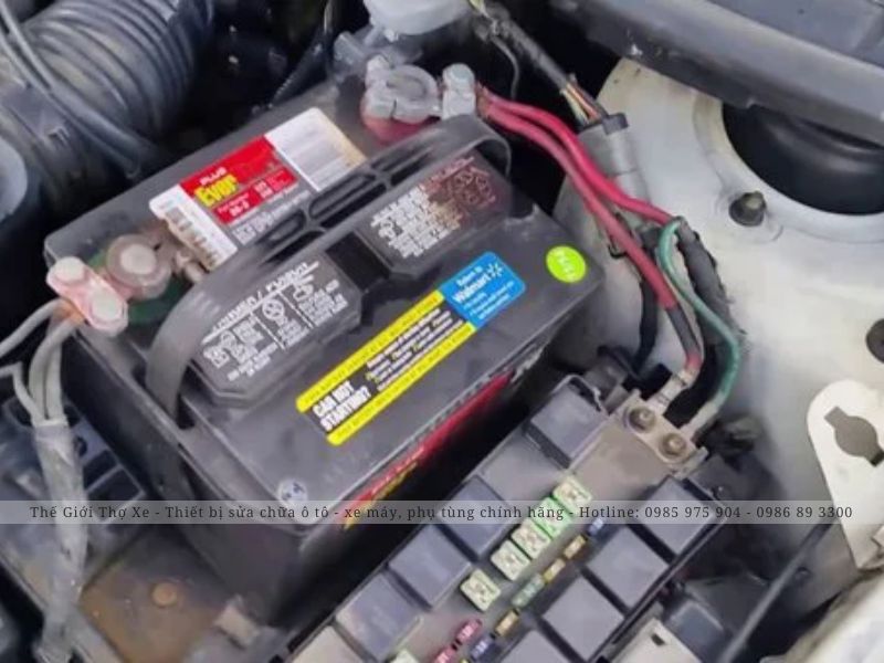 Việc kiểm tra acquy khô giúp nắm bắt tình trạng của acquy hiệu quả