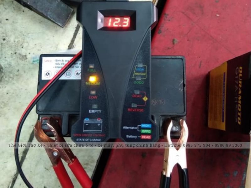 Kiểm tra acquy khô bằng đồng hồ điện tử