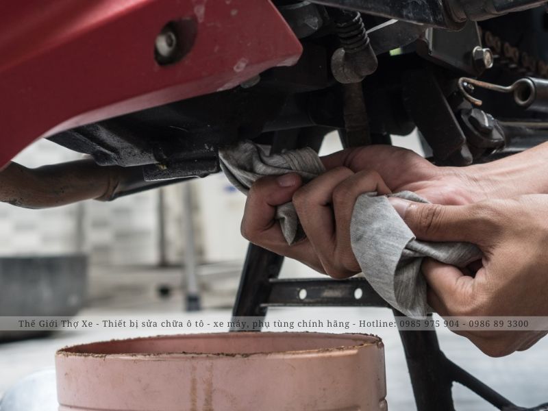 Vệ sinh trước khi thay nhớt xe máy