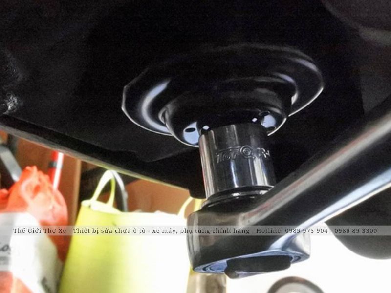 Thao tác mở ốc nhớt xe máy