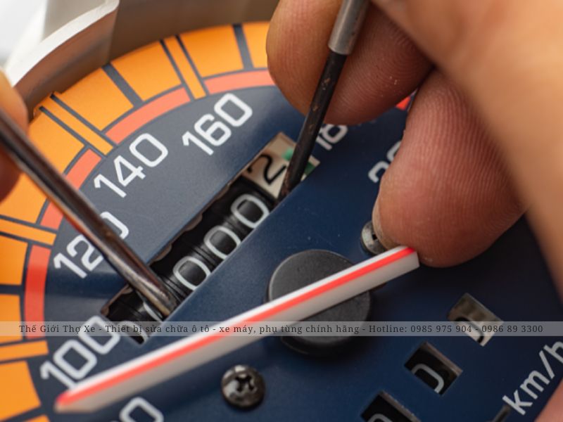 Kiểm tra mặt đồng để nhận biết xe máy có bị tua số công tơ mét