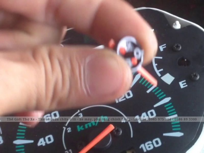 Thao tác thực hiện sửa đồng hồ báo xăng