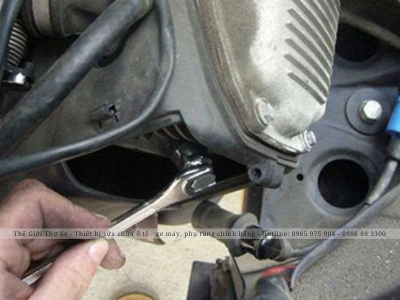 Thao tác tháo bugi xe số