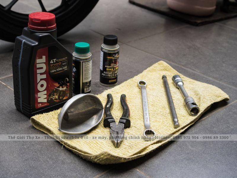Dụng cụ chuẩn bị khi tự thay dầu xe máy tại nhà