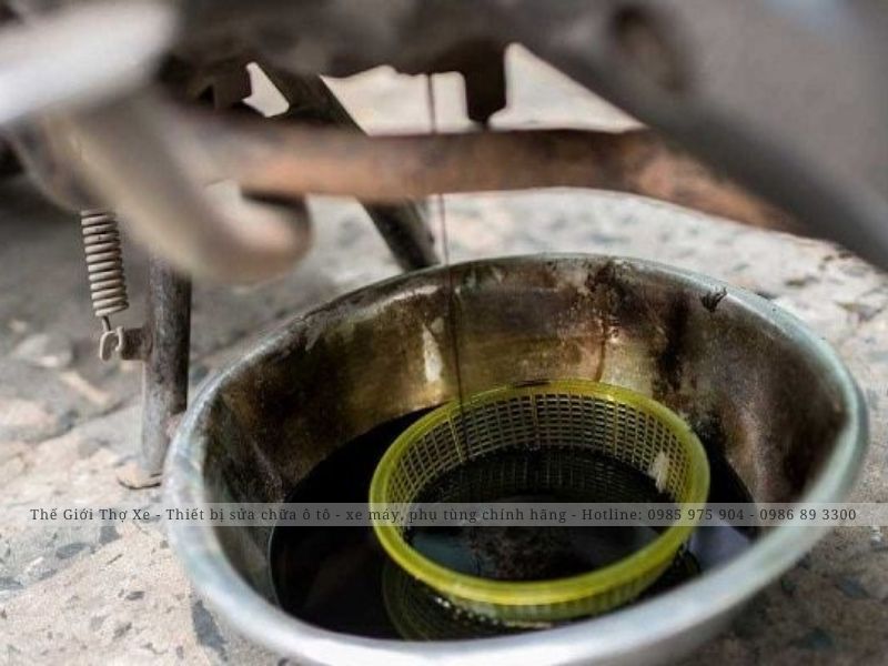 Xả bỏ nhớt cũ xe máy