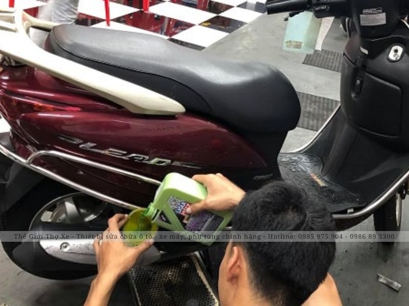 Đổ nhớt mới cho xe máy tại nhà
