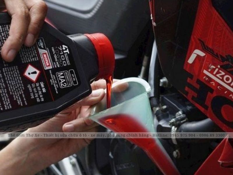 Cần thay nhớt đúng với dung tích của xe để hạn chế thừa hoặc thiếu nhớt