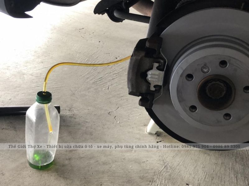 Luôn tuân theo các nguyên tắc chuẩn khi xả E dầu phanh ô tô