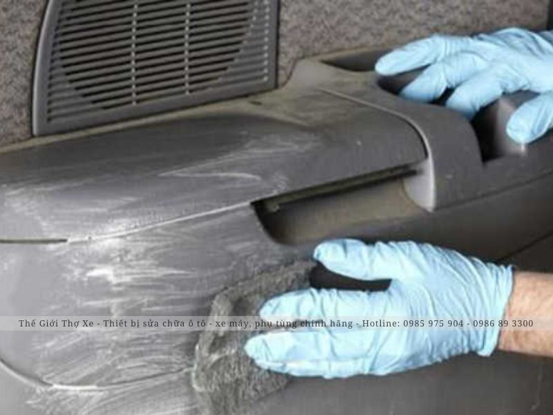 Làm sạch bề mặt nhựa bị xước trên ô tô