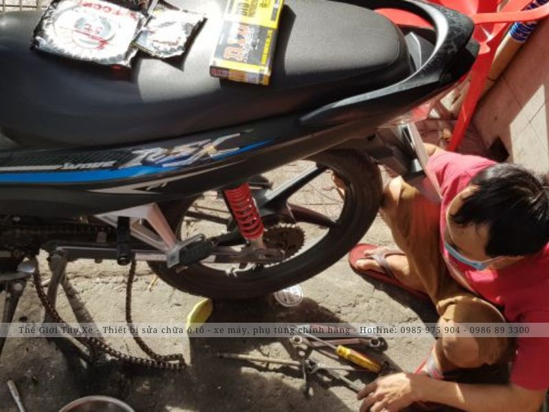 Xe máy phát ra tiếng kêu, gây mất lái khi không tăng xích kịp thời