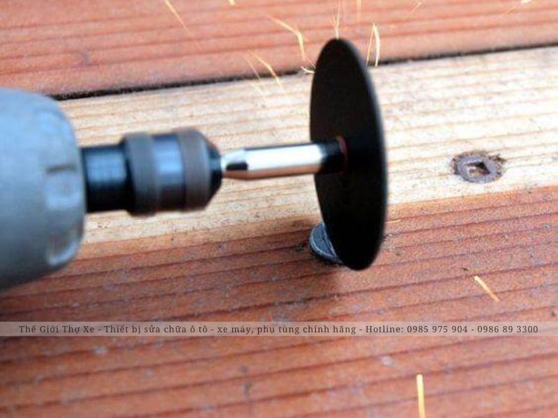 Cưa mini mở ốc lục giác bị lờn