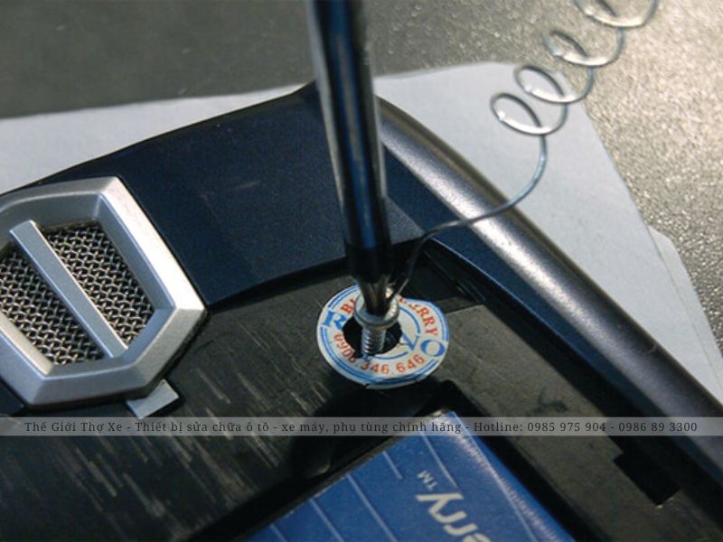 Mở ốc lục giác bị lờn với lò xo