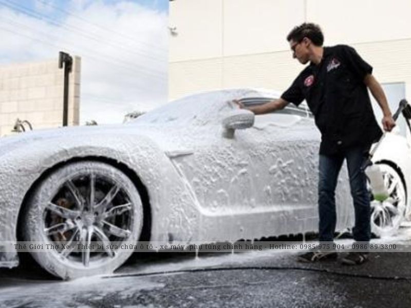 Rửa xe ô tô bằng bình phun bọt tuyết
