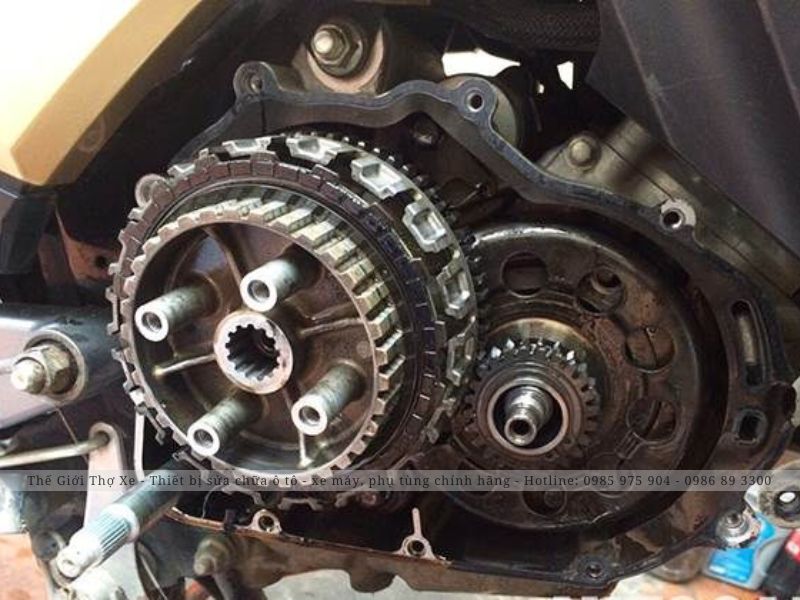 Thay lá côn mới cho xe máy