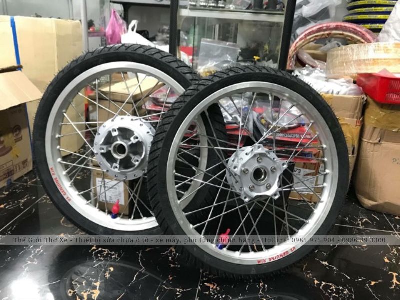 Bánh căm xe máy được tạo thành từ nhiều chiếc căm xe (nan hoa)