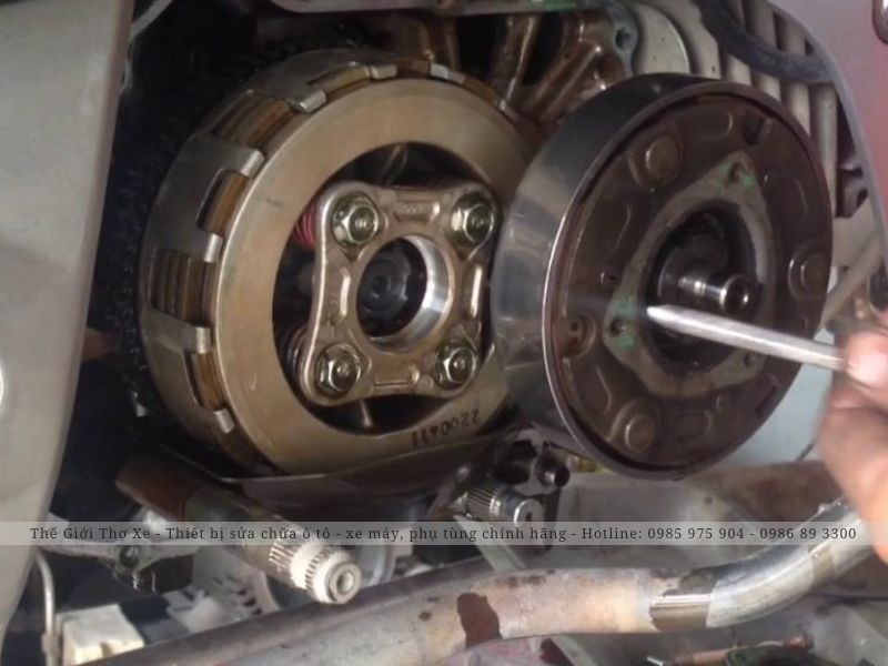 Có nhiều nguyên nhân dẫn đến hư hỏng côn xe máy