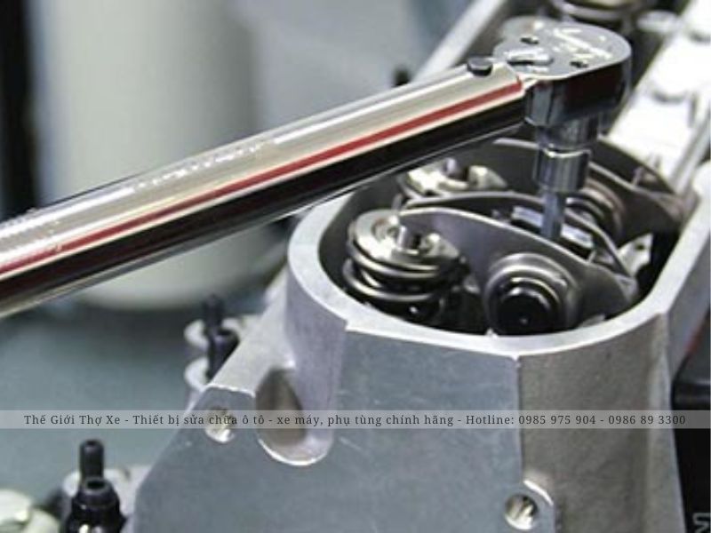 Thao tác sử dụng với cần siết lực cơ