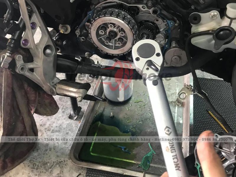 Thao tác sử dụng cần siết lực điện tử