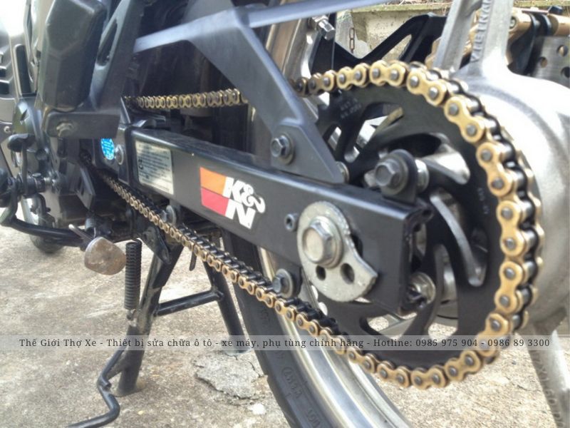 Dựng chân chống đứng trước khi tiến hành tăng xích xe exciter 150