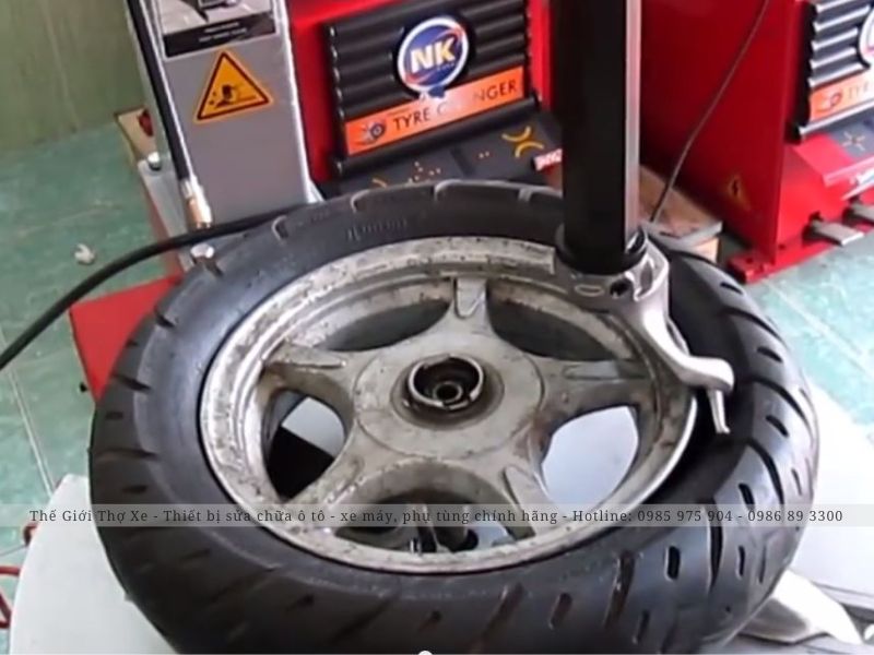 Vào lốp xe máy với máy làm lốp