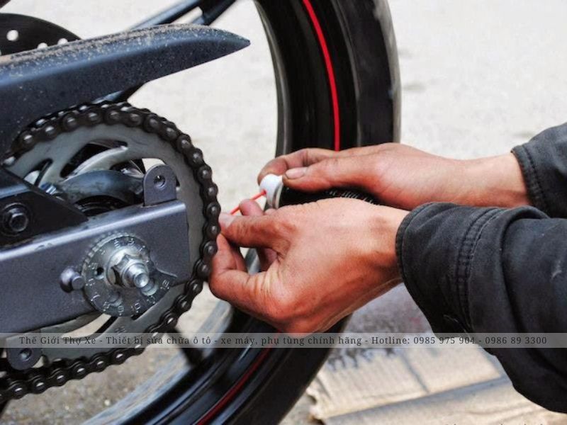 Tiến hành bôi trơn xích xe máy